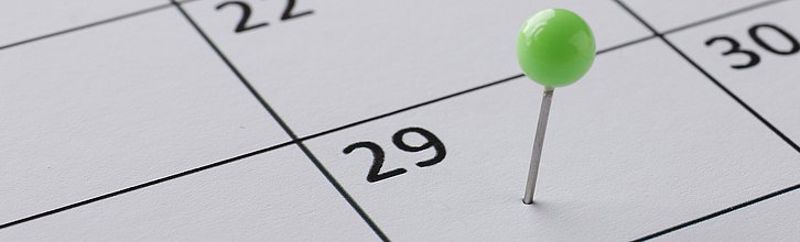 Pinnnadel auf einem Kalenderblatt